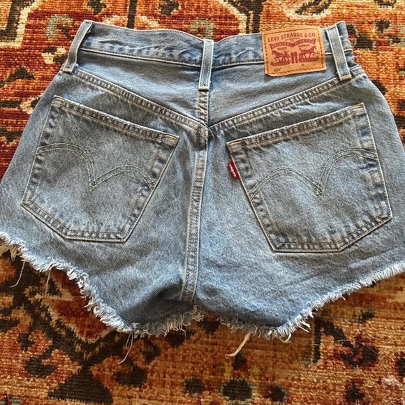 Levi 501 denim light wash shorts - Picture 1 of 3